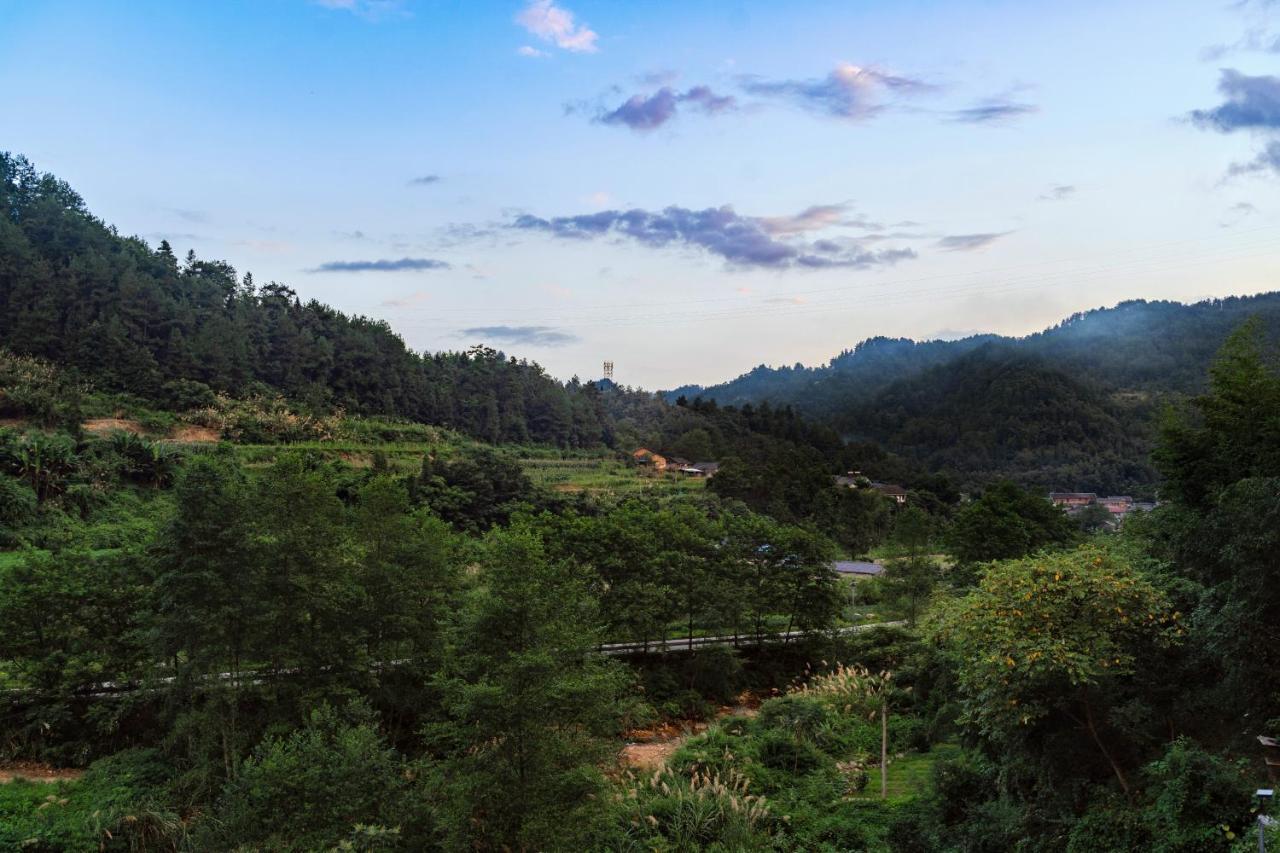 زانغجياجي Whispering Mountains Boutique Hotel المظهر الخارجي الصورة