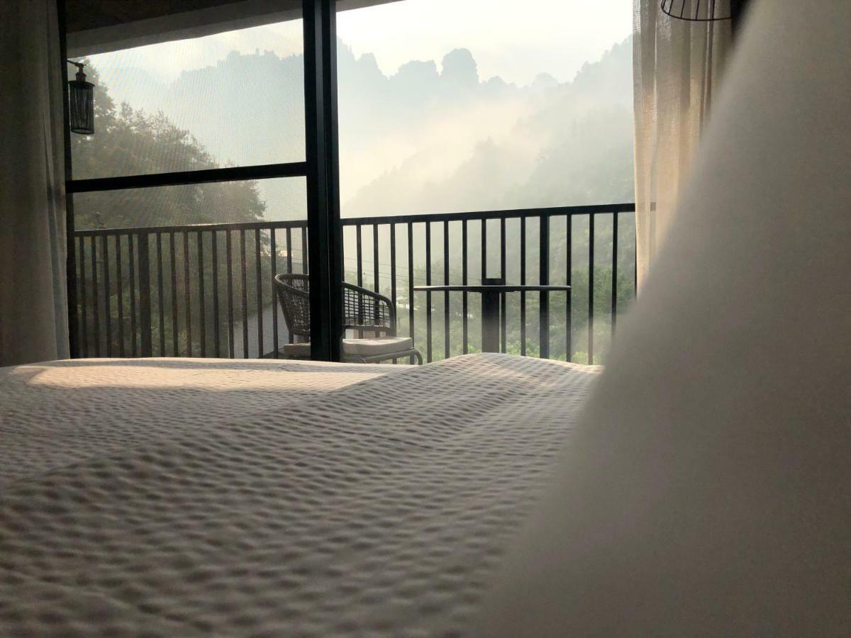 زانغجياجي Whispering Mountains Boutique Hotel المظهر الخارجي الصورة